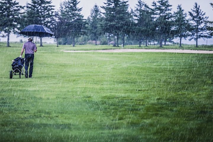 雨の日のゴルフはキャンセル可能？判断基準や対応、気になるキャンセル料について